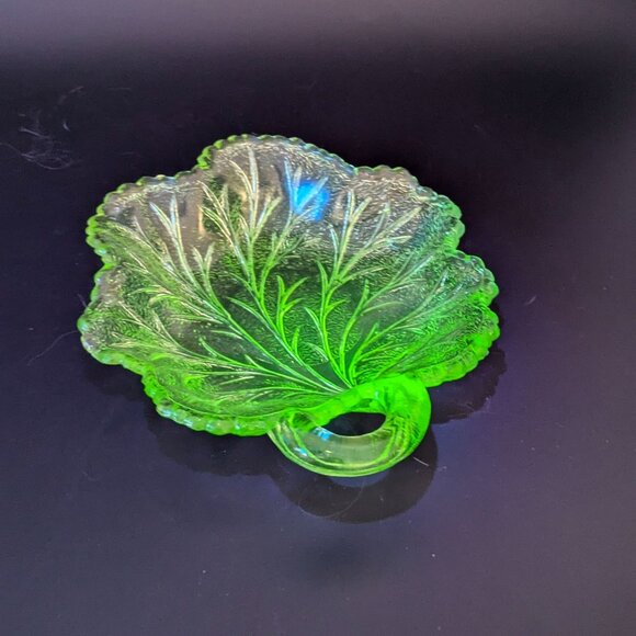 Indiana Glass Green Glass Embossed Leaf Bowl Candy Nut Trinket Dish Vintage - Picture 6 of 9